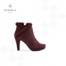 Burgundy boots with fur