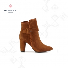 Boots in camel with pleated detail